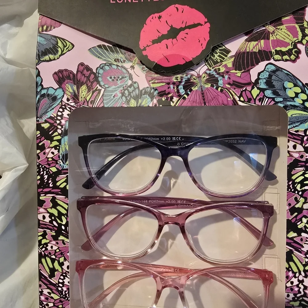 Betsey Johnson Reading Glasses Set